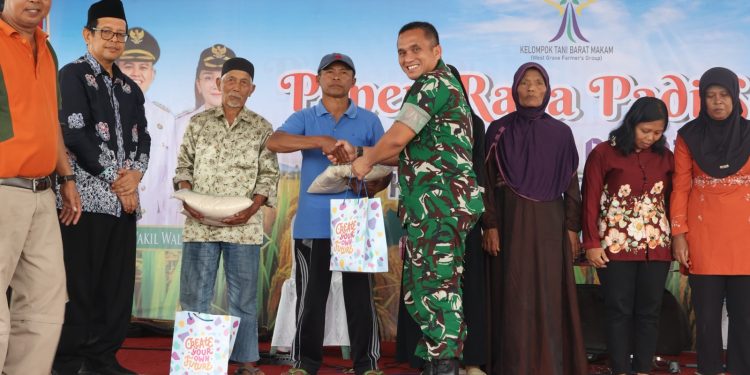 Semangat Gapoktan Dan Warga Kelurahan Klampok Rayakan Panen Padi Bersama Forkopimda Kota Blitar