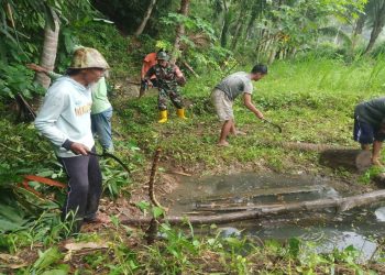 Rawat Ketersediaan Air, Babinsa Desa Serang Bersama Warga Gotong Royong Bersihkan Sumber Air Pertanian