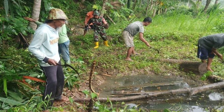 Rawat Ketersediaan Air, Babinsa Desa Serang Bersama Warga Gotong Royong Bersihkan Sumber Air Pertanian