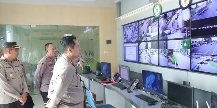 Pengecekan Pelayanan dan Command Center Polres Nganjuk, Kapolres Optimalkan Teknologi Jaga Kamtibmas Selama Libur Panjang