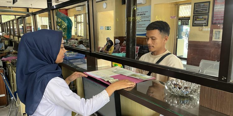 Peringati Hari Kartini, Pelayanan Samsat Kota Blitar Kenakan Pakaian Jadul