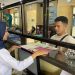 Peringati Hari Kartini, Pelayanan Samsat Kota Blitar Kenakan Pakaian Jadul