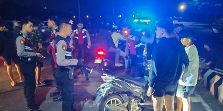 Polres Kediri Kota Intensifkan Patroli Malam Minggu Antisipasi Gangguan Kamtibmas  98 Butir Pil Koplo Diamankan Saat Cipta Kondisi di Tiga Zona Kota Kediri