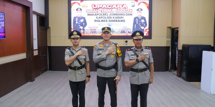 Kapolres Jombang Pimpin Sertijab Wakapolres dan Kapolsek Kabuh