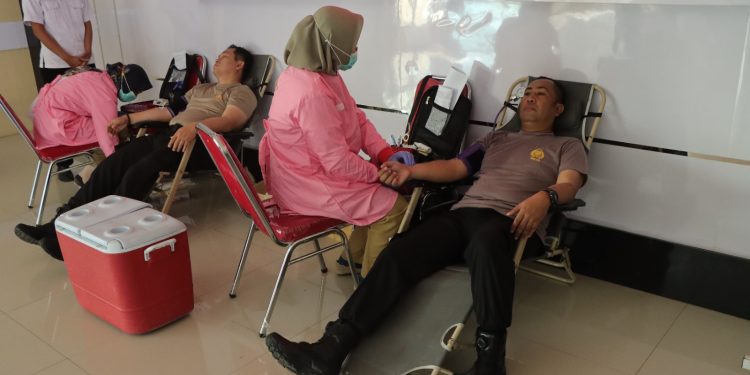 Donor Darah Kartini: Aksi Peduli Polwan dan ASN Polres Nganjuk