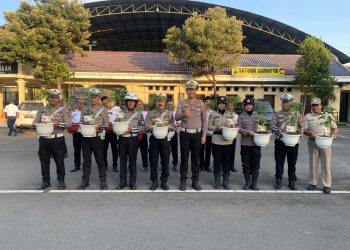 Kado Ultah Tanaman Buah Alpukat Untuk Anggota. Kasat Lantas Polres Kediri sebagai simbul pertumbuhan, kehidupan, dan  Silaturahmi