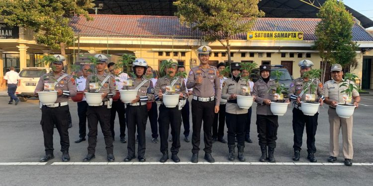 Kado Ultah Tanaman Buah Alpukat Untuk Anggota. Kasat Lantas Polres Kediri sebagai simbul pertumbuhan, kehidupan, dan  Silaturahmi