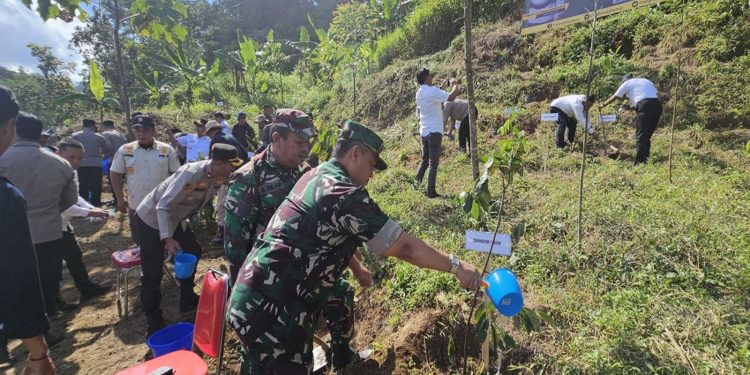 Sinergitas TNI- Polri Dan Pemkab Blitar Hijaukan Lingkungan, Bangun Masa Depan