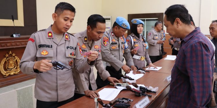 Cegah Penyalahgunaan, Wakapolres Jombang Pimpin Langsung Pemeriksaan Senpi dan Amunisi