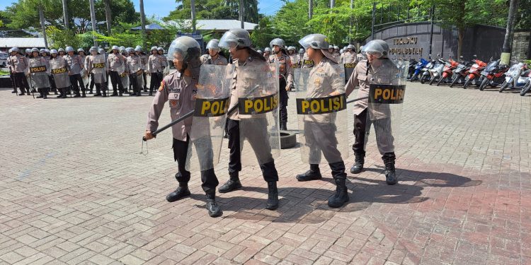 Polres Nganjuk Cek Kesiapan Personel dan peralatan Dalmas Sambut Hari Buruh 2025
