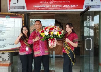 Kepala Samsat Badung Diberikan Bunga Kuningan