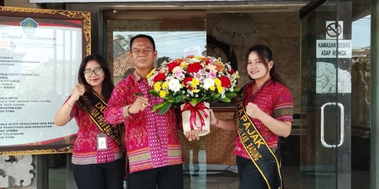 Kepala Samsat Badung Diberikan Bunga Kuningan