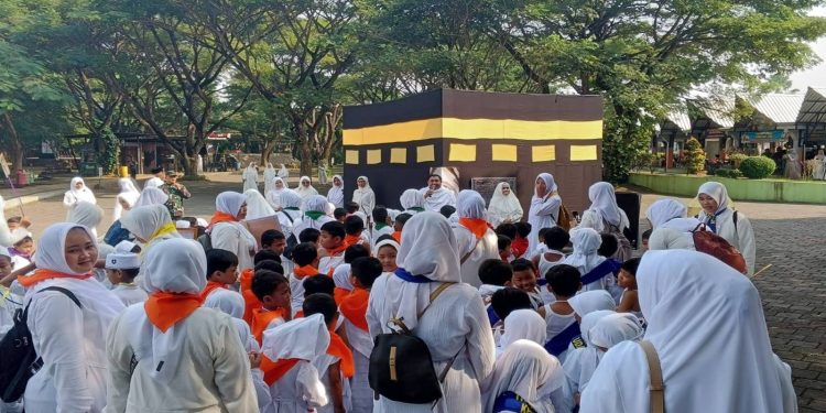 Edukasi Di Ruang Terbuka, TK Kartika Kodim 0808 Bersama Kemenag Kenalkan Tata Cara Ibadah Haji