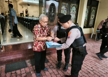 Pengamanan Ketat Misa Kenaikan Yesus Kristus, Polres Nganjuk Lakukan Pengamanan dan Sterilisasi Gereja