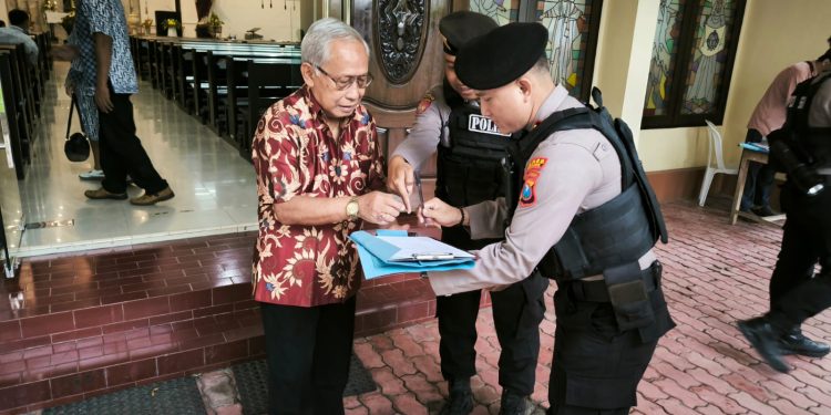 Pengamanan Ketat Misa Kenaikan Yesus Kristus, Polres Nganjuk Lakukan Pengamanan dan Sterilisasi Gereja
