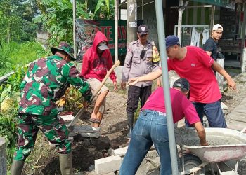 Jumat Bersih, Babinsa Pakunden Inisiasi Gotong Royong Di Lingkungan Sukorejo