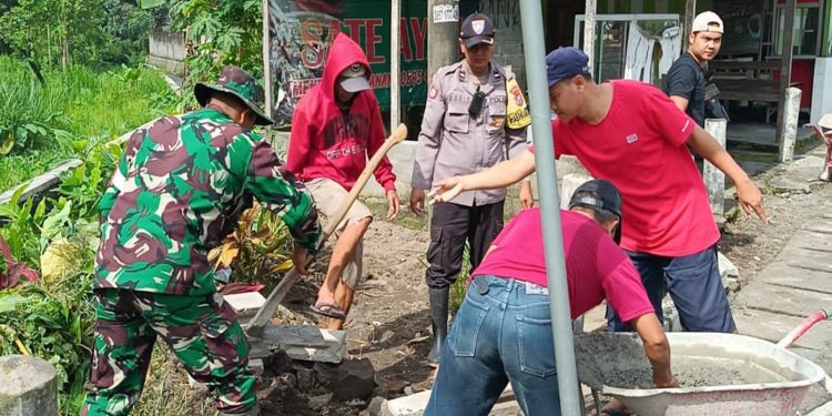 Jumat Bersih, Babinsa Pakunden Inisiasi Gotong Royong Di Lingkungan Sukorejo