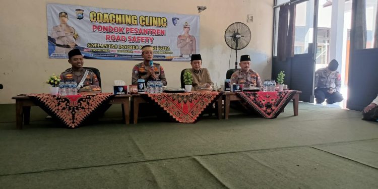 Sambut Hari Bhayangkara ke – 79, Polres Kediri Kota Gelar Coaching Clinic di Ponpes