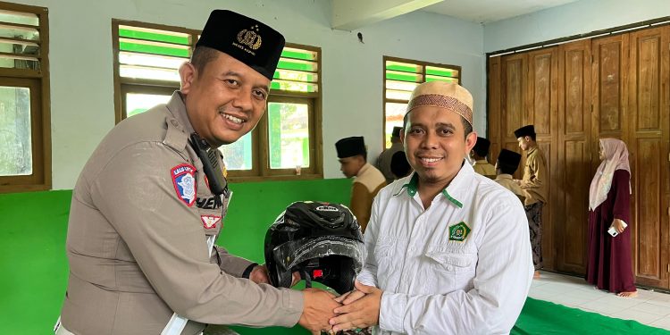 Sat Lantas Polres Kediri Laksanakan Kegiatan Edukasi Keselamatan Berlalu Lintas di Pondok Pesantren Mazro’atul Ulum Dusun Plumpungrejo, Karang tengah, Kandangan