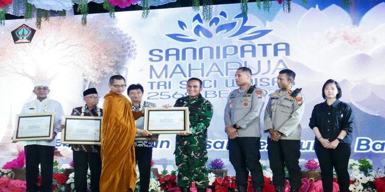 Forkopimda Kabupaten Blitar Hadiri Perayaan Maha Puja Tri Suci Waisak 2569 BE Tahun 2025