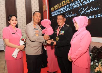 Kapolres Kediri Kota Pimpin Wisuda Purna Bakti Pegawai Negeri Pada Polri dan Berbagai Sembako Pada Abang Becak