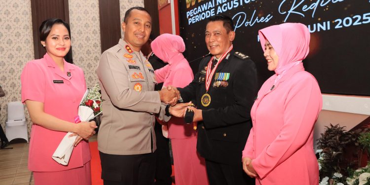 Kapolres Kediri Kota Pimpin Wisuda Purna Bakti Pegawai Negeri Pada Polri dan Berbagai Sembako Pada Abang Becak