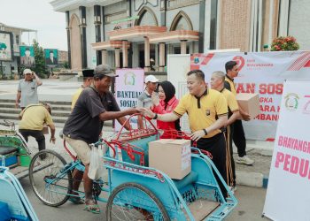 Jelang HUT Bhayangkara ke-79, Kapolres Jombang Bagikan Bansos Sembako kepada Juru Parkir dan Abang Becak