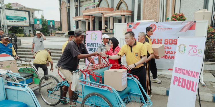 Jelang HUT Bhayangkara ke-79, Kapolres Jombang Bagikan Bansos Sembako kepada Juru Parkir dan Abang Becak