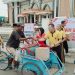 Jelang HUT Bhayangkara ke-79, Kapolres Jombang Bagikan Bansos Sembako kepada Juru Parkir dan Abang Becak