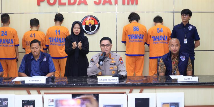 Polda Jatim Amankan 4 Orang Admin dan Anggota Group WA Gay di Surabaya
