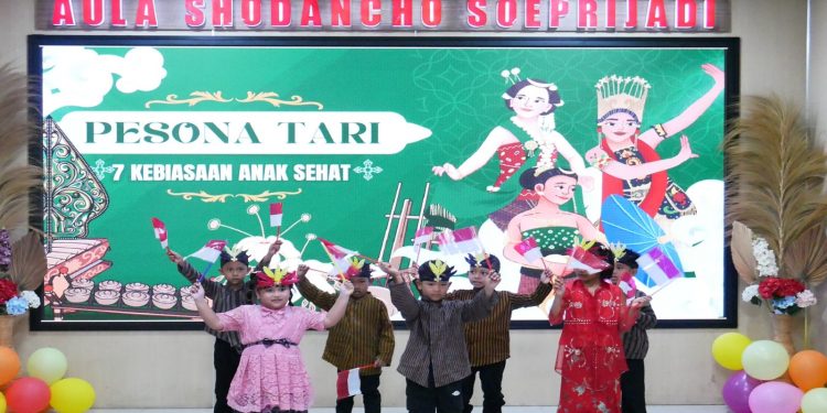 Ketua Yayasan Kartika Jaya Koordinator Kodim 0808 Hadiri Pentas Seni Para Murid TK Sejajaran Kodim 0808/Blitar