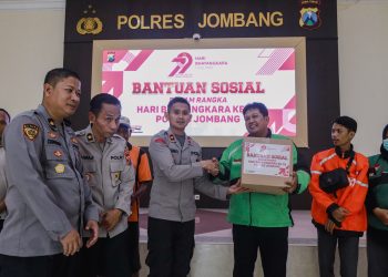 Polres Jombang Gelar Bakti Kesehatan dan Bagikan Bansos, Sambut HUT Bhayangkara ke 79