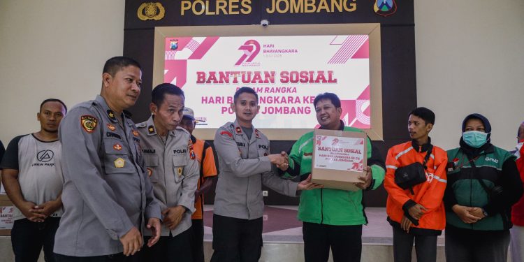 Polres Jombang Gelar Bakti Kesehatan dan Bagikan Bansos, Sambut HUT Bhayangkara ke 79
