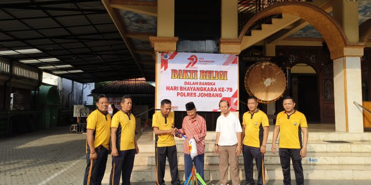 Polres Jombang Gelar Bakti Religi di Masjid Al-Ikhlas Jelakombo, Salurkan Bantuan Alat Kebersihan