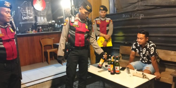Polres Kediri Kota Razia Tempat Hiburan Malam, Ratusan Botol Miras Disita