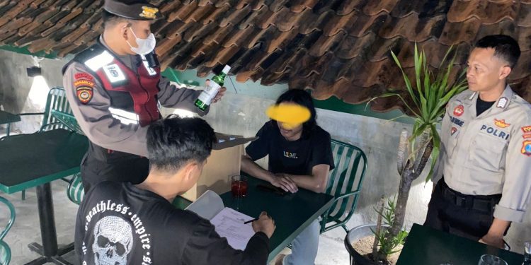Tindak Lanjuti Aduan Masyarakat,Regu Patroli Sat Samapta Polres Kediri Kota Amankan Puluhan Botol Miras Dari Salah Satu Cafe Di Kecamatan Kota