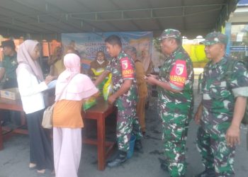 Bazar Pangan Murah Beras SPHP, Sinergi TNI – Bulog Di Wlingi Disambut Antusias Warga