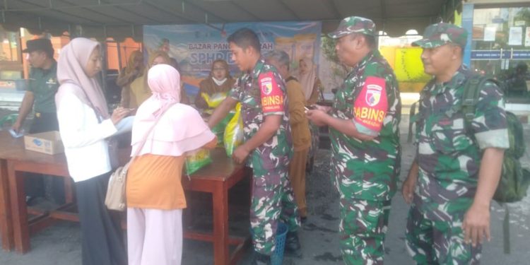 Bazar Pangan Murah Beras SPHP, Sinergi TNI – Bulog Di Wlingi Disambut Antusias Warga