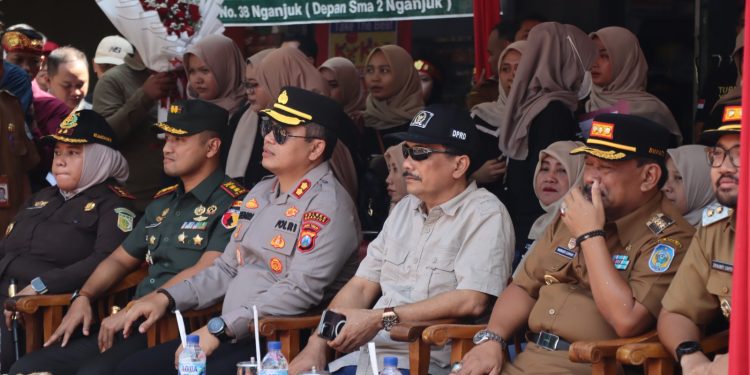 Meriah! Ribuan Pelajar SMP Nganjuk Ikuti Karnaval dan Pawai Budaya HUT RI ke-80