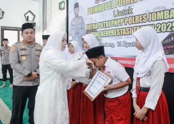 Kapolres Jombang Berikan Beasiswa kepada Putra-Putri Pegawai Negeri Pada Polri yang Berprestasi