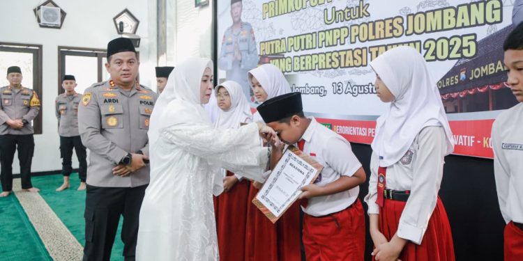 Kapolres Jombang Berikan Beasiswa kepada Putra-Putri Pegawai Negeri Pada Polri yang Berprestasi