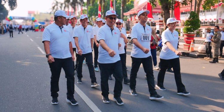 Rangkaian Kegiatan HUT RI Ke 80, Dandim 0808 Beserta Forkopimda Kota Blitar Semarakkan Lomba Baris Berbaris Antar Instansi