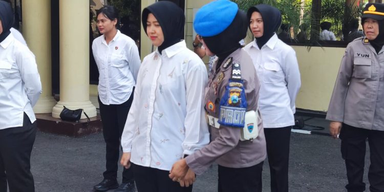 Pemeriksaan Polwan Polres Nganjuk: Seragam Rapi, Medsos Aman, HP Bebas Judol