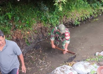 Jaga Kelancaran Pengairan Pertanian, Babinsa Desa Gondang Ajak Warga Kerja Bakti Memperbaiki Tanggul Sungai