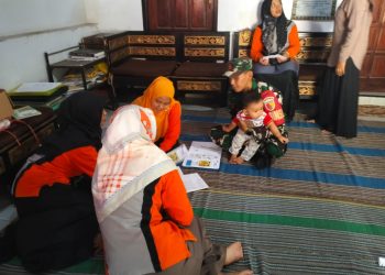 Posyandu Di Desa Kemloko, Koptu Sunarto Babinsa Koramil Nglegok Dampingi Percepatan Penurunan Stunting