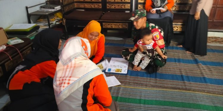 Posyandu Di Desa Kemloko, Koptu Sunarto Babinsa Koramil Nglegok Dampingi Percepatan Penurunan Stunting