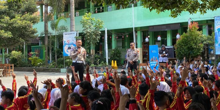Polantas Menyapa” Upaya Humanis Satlantas Polres Kediri Edukasi Keselamatan Lalu Lintas Siswa SDN Sukorejo 