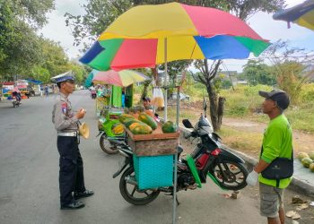 Satlantas Polres Kediri Kota Sampaikan Himbauan Kamseltibcarlantas Di Gor Jayabaya