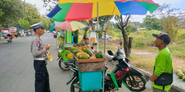 Satlantas Polres Kediri Kota Sampaikan Himbauan Kamseltibcarlantas Di Gor Jayabaya