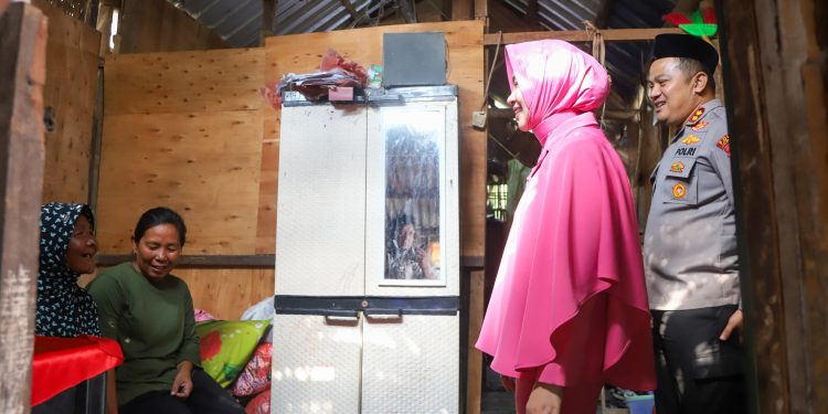 Kapolres Jombang dan Ketua Bhayangkari Cabang Lakukan Anjangsana dalam Rangka Hari Kesatuan Gerak Bhayangkari ke-73